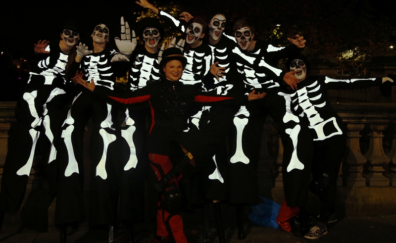 Stàit Neo-Eisimeileach Sonais  PACE Youth Theatre Halloween Stilters