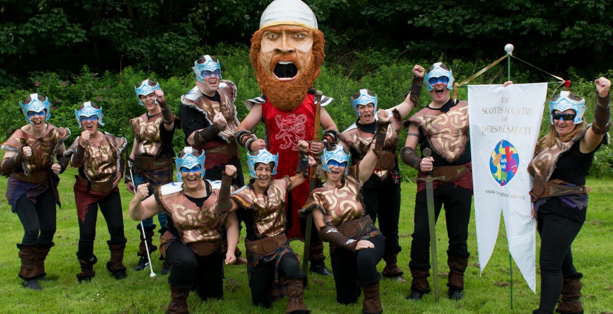 Pair&egrave;id Ch&agrave;rnabhail Chaisteal &Agrave;ird Rosain - Ardrossan Castle Carnival Parade Video!